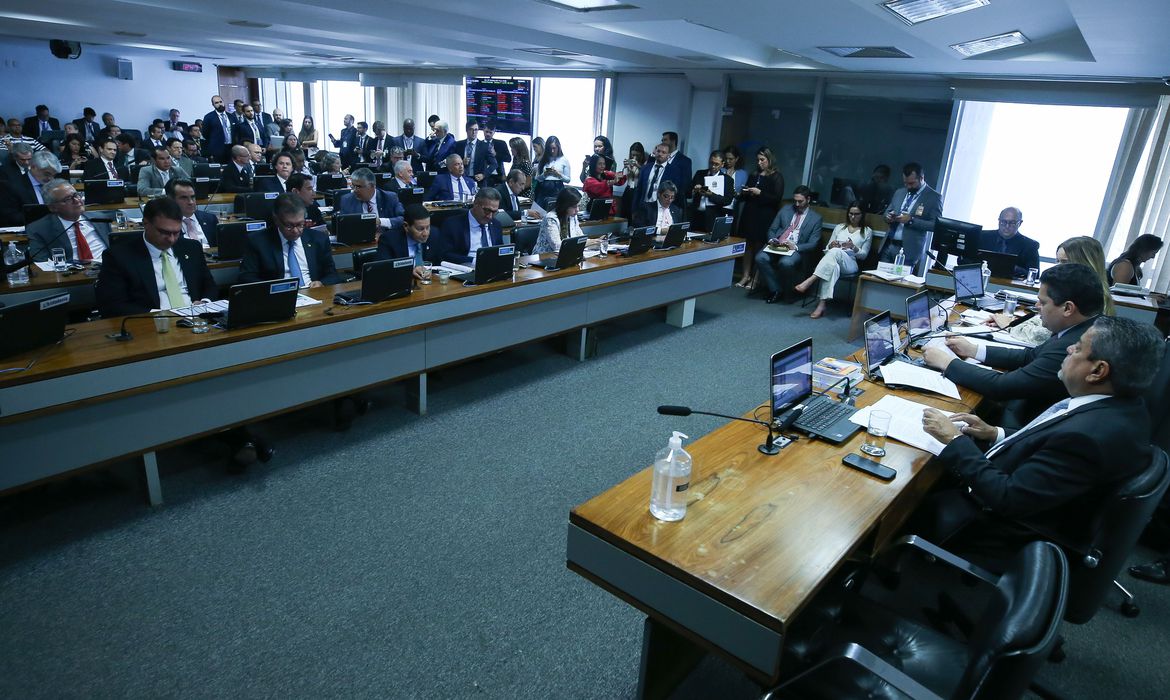 CCJ do Senado aprova PEC que limita decisões monocráticas do STF