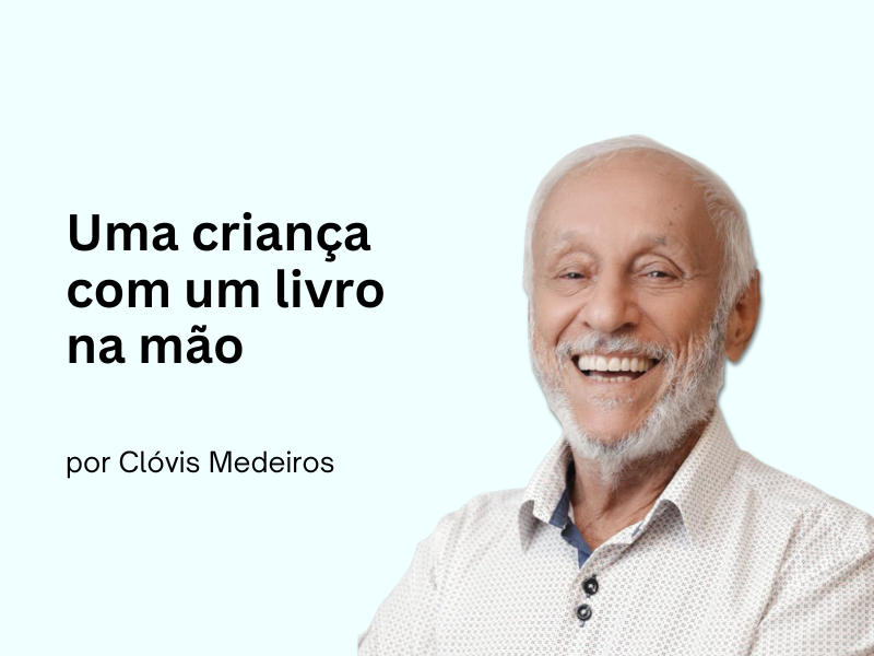 Uma criança com um livro na mão