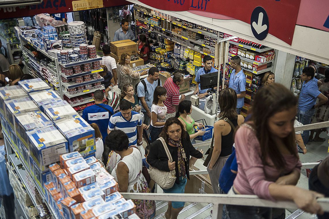 Intenção de gastos das famílias mantém crescimento