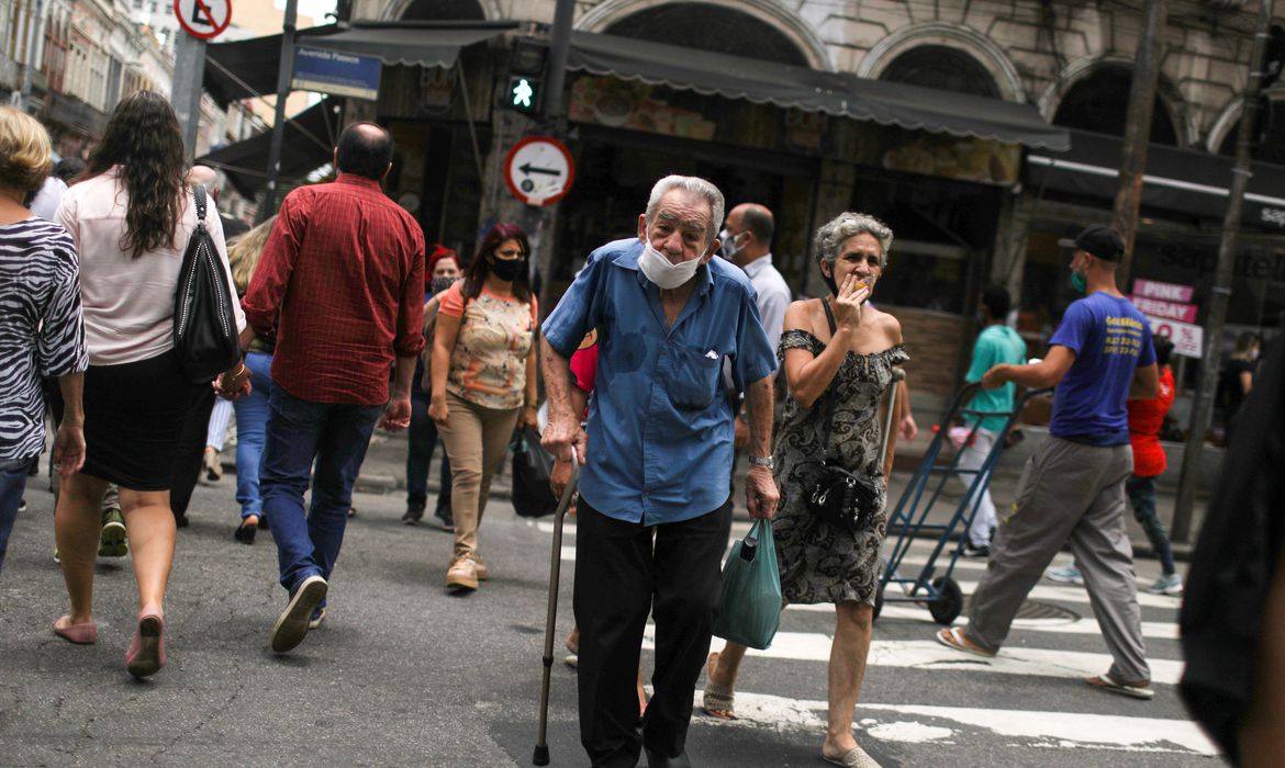 População brasileira chega a 213,3 milhões de pessoas em 2021