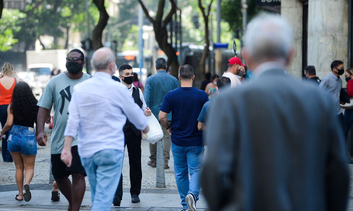 População ocupada aumenta 2,5% no segundo trimestre, diz IBGE População ocupada aumenta 2,5% no segundo trimestre, diz IBGE