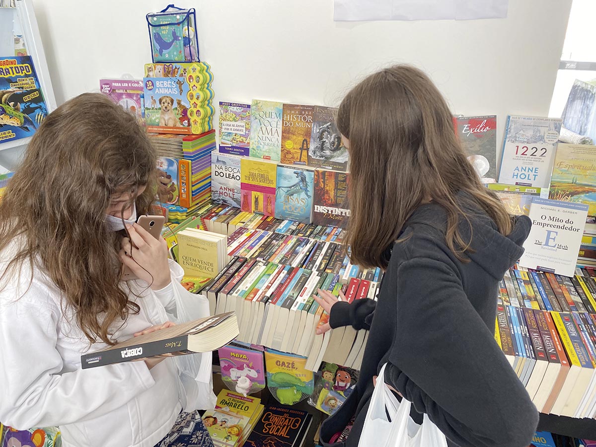 Feira do Livro em andamento