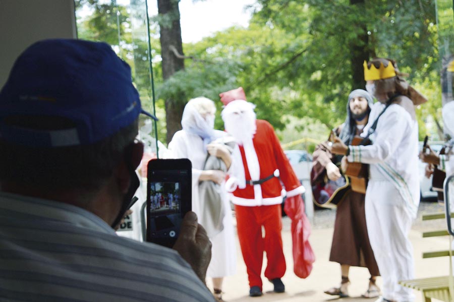 Voluntários promovem clima de Natal no Hospital Vida & Saúde