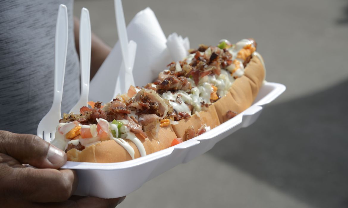 Brasileiro troca refeição por lanche, diz estudo