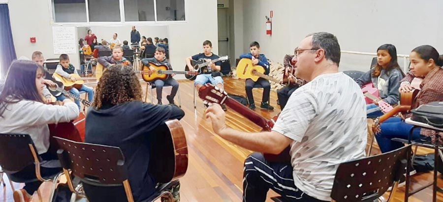 Prefeitura disponibiliza aulas de violão no CEU das Artes