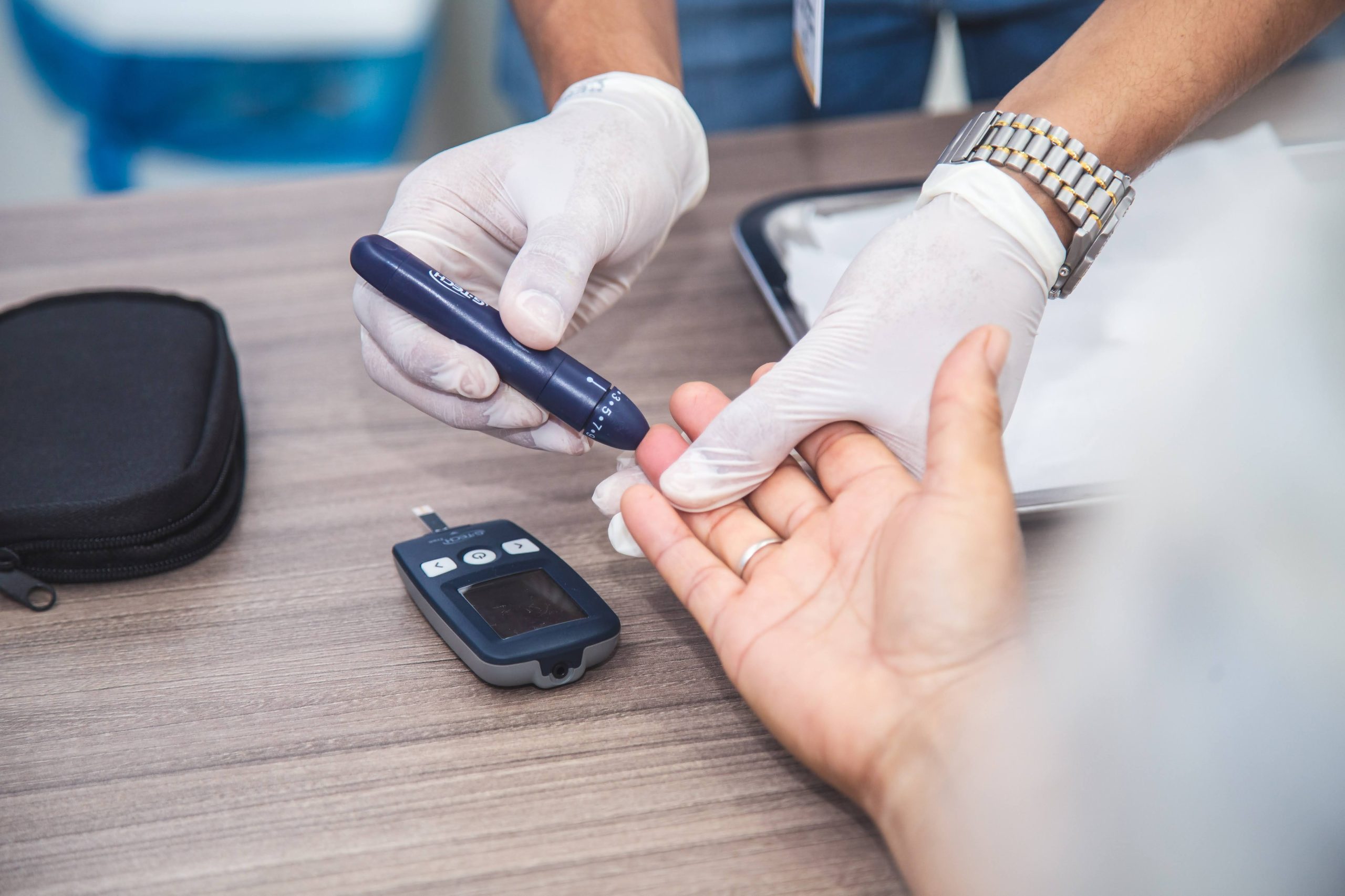Rede de Farmácias São João realiza exames rápidos de saúde em seus consultórios farmacêuticos