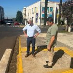 Vereador Vitor De Conti e Secretário de Obras Valtair Dornelles, visitam rampas de acesso para cadeirantes no centro de Santa Rosa