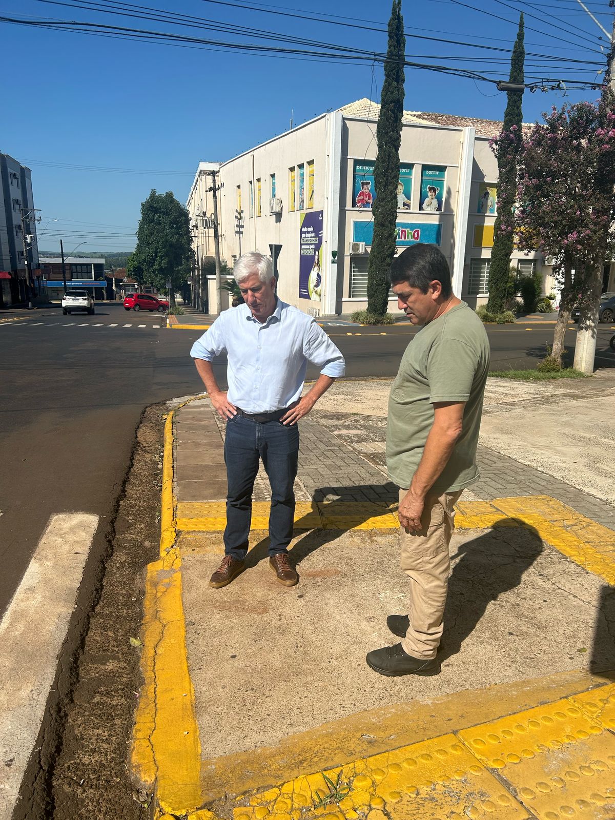 Vereador Vitor De Conti e Secretário de Obras Valtair Dornelles, visitam rampas de acesso para cadeirantes no centro de Santa Rosa