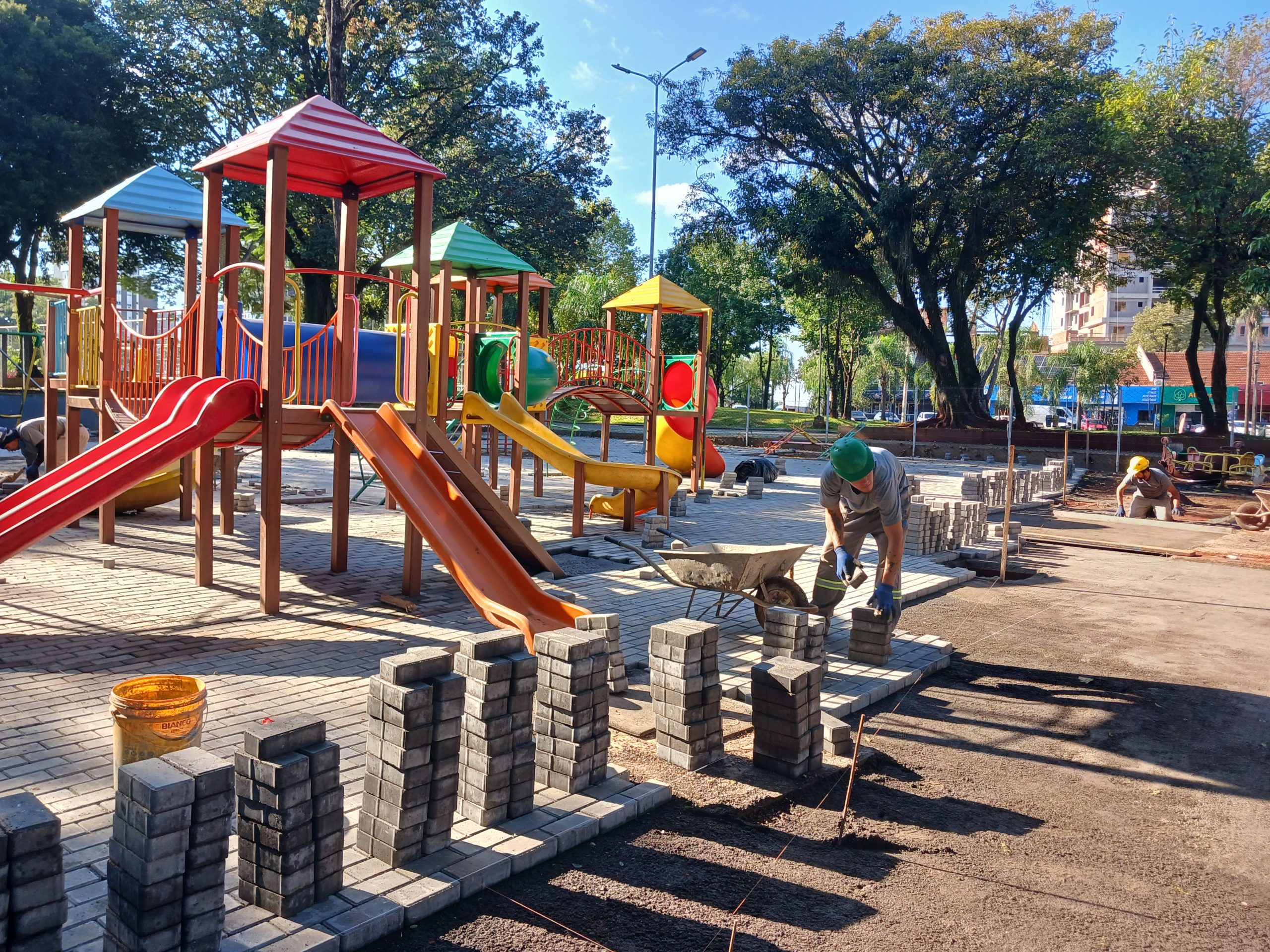 Revitalização do parquinho da Praça 10 de Agosto está 40% concluída