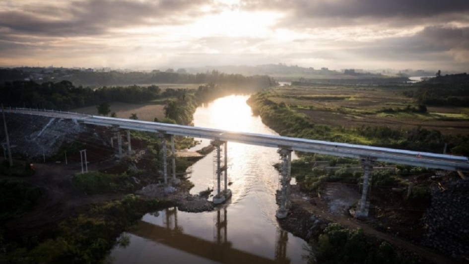 Um ano após enchente, Estado investe mais de R$ 2,8 bilhões na recuperação de estradas, pontes e hidrovias Um ano após enchente, Estado investe mais de R$ 2,8 bilhões na recuperação de estradas, pontes e hidrovias