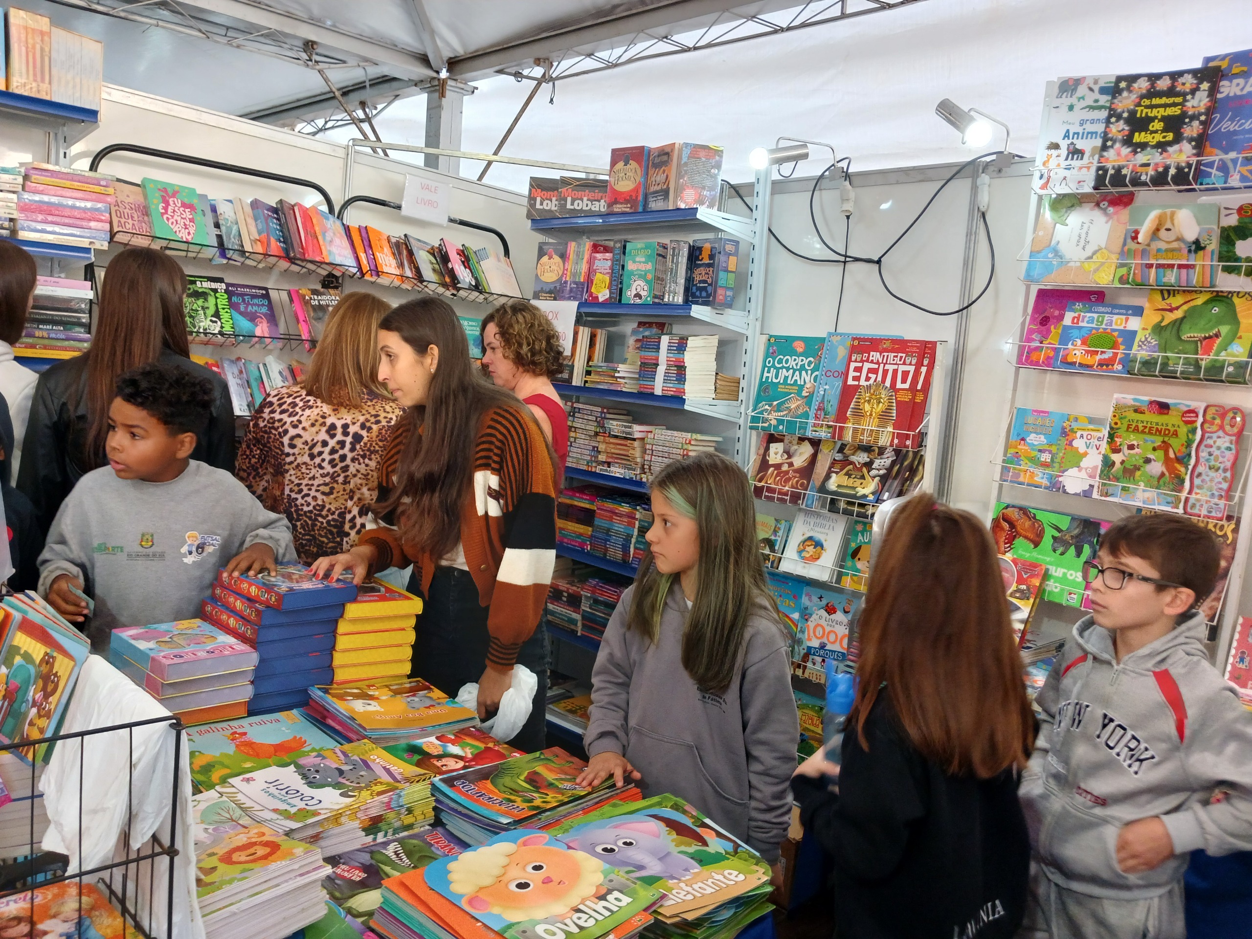 20ª Feira do Livro encerra com cerca de 14 mil livros comercializados 20ª Feira do Livro encerra com cerca de 14 mil livros comercializados