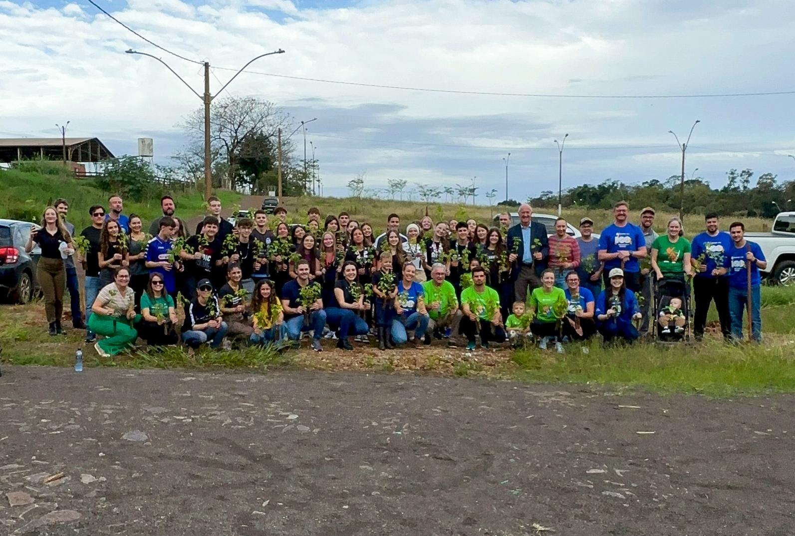 Fenasoja realiza plantio de 150 mudas no Parque de Exposições Fenasoja realiza plantio de 150 mudas no Parque de Exposições