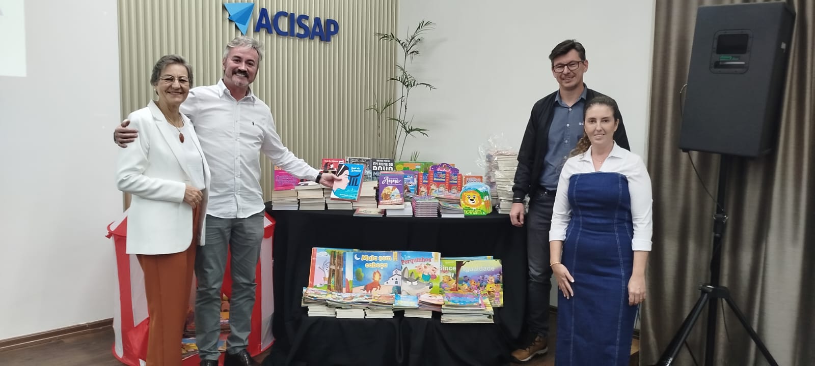 Biblioteca de Rua comemora 10 anos com noite de homenagens e novas doações