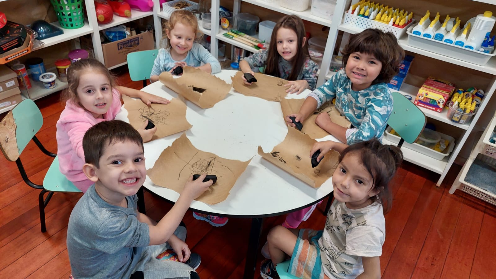 Projeto pedagógico leva crianças da EMEI Expedicionário Weber a uma viagem no tempo com dinossauros e escrita rupestre