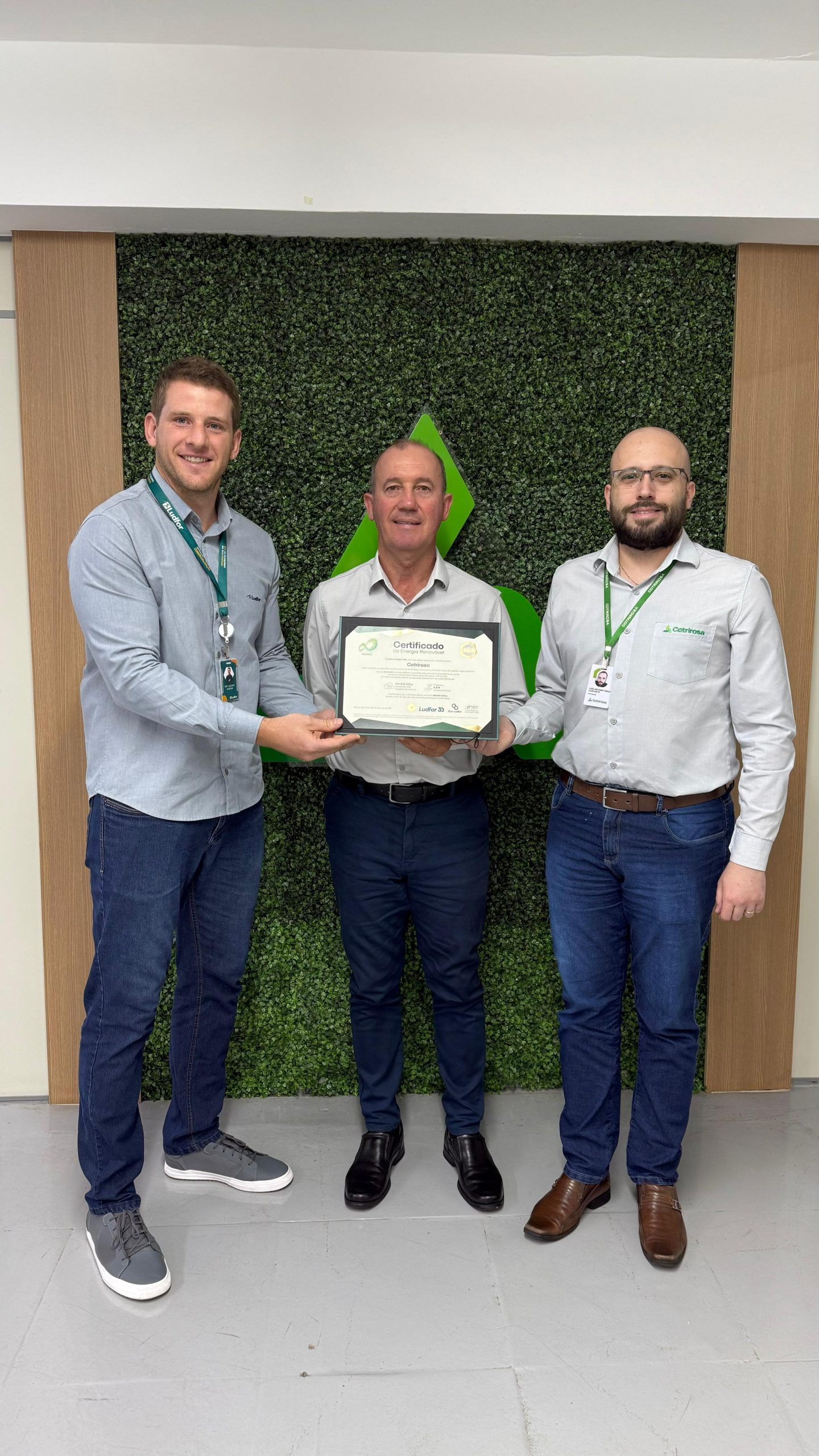 Cotrirosa recebe, pelo segundo ano consecutivo, Certificado de Energia 100% Renovável Cotrirosa recebe, pelo segundo ano consecutivo, Certificado de Energia 100% Renovável