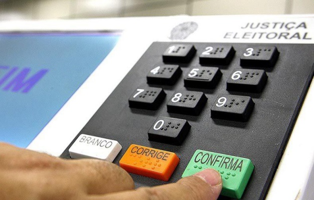 CCJ do Senado aprova fim da reeleição para cargos do Executivo CCJ do Senado aprova fim da reeleição para cargos do Executivo