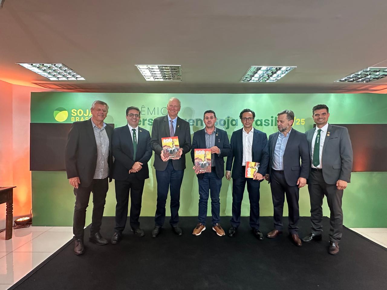 Fenasoja 2026: Livro que resgata os 100 anos da soja é lançado em Brasília Fenasoja 2026: Livro que resgata os 100 anos da soja é lançado em Brasília