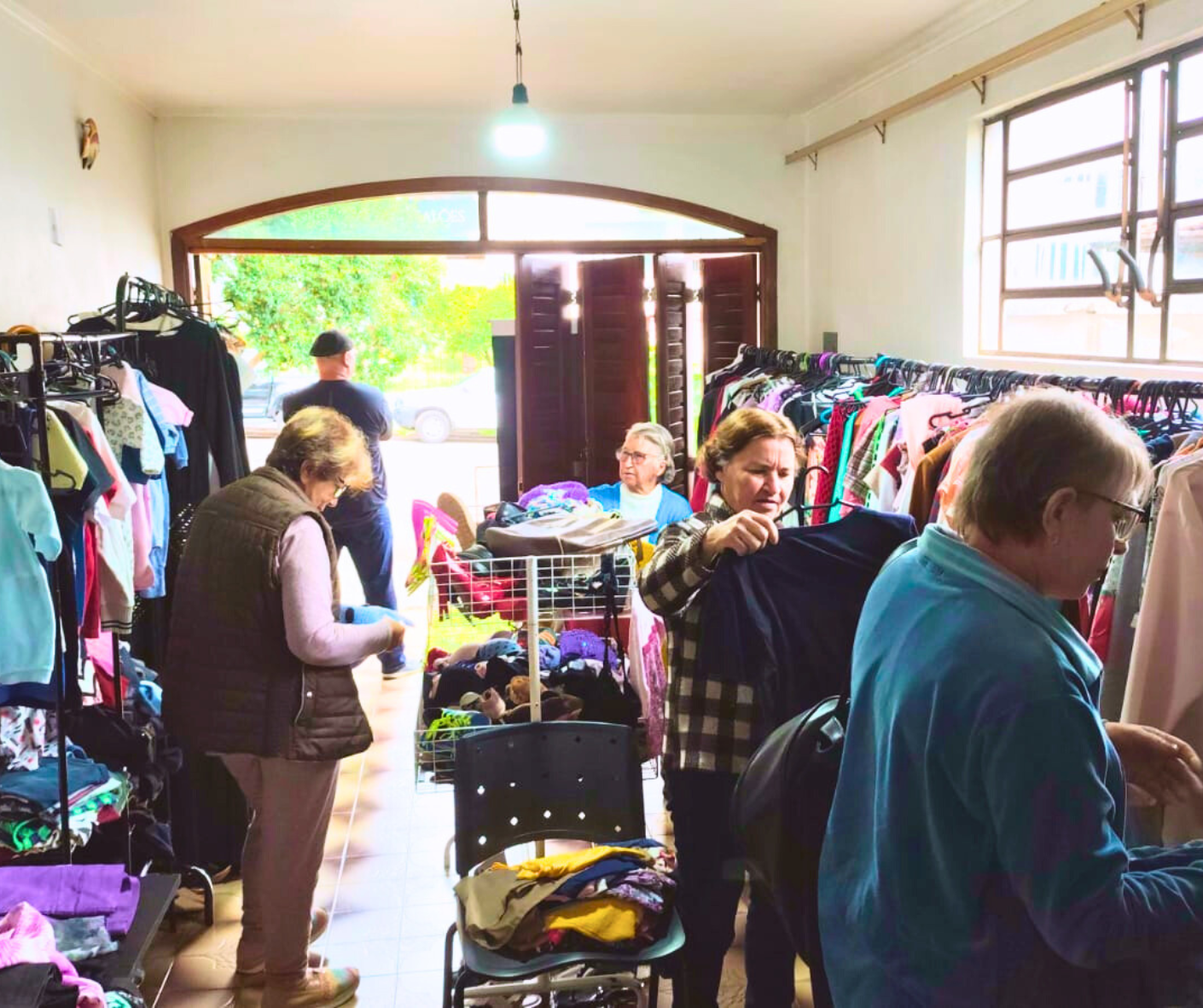 Com novo ambiente estruturado, Brechó Solidário da Aapecan atrai mais visitantes