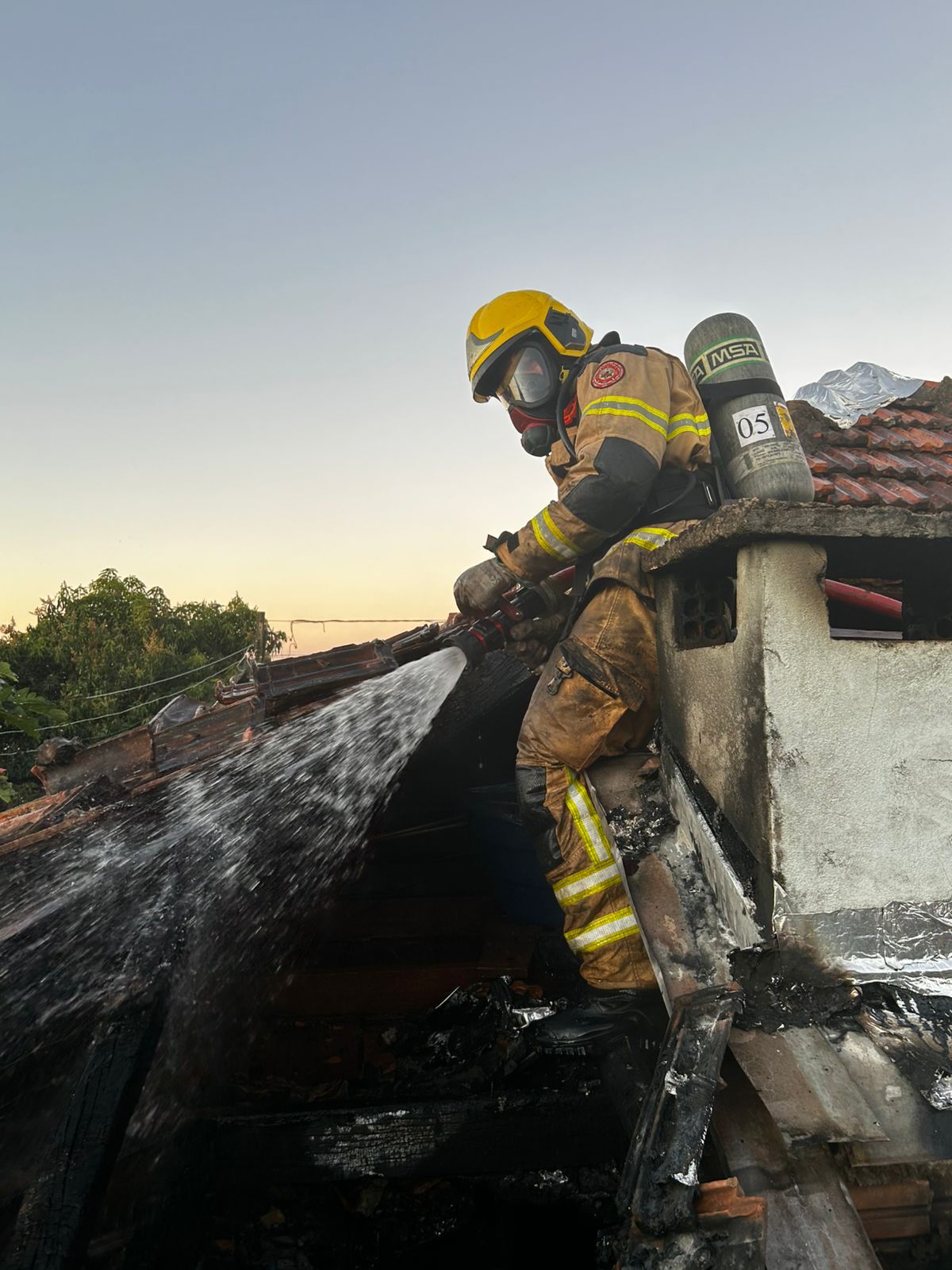 Fogo em churrasqueira provoca susto Fogo em churrasqueira provoca susto