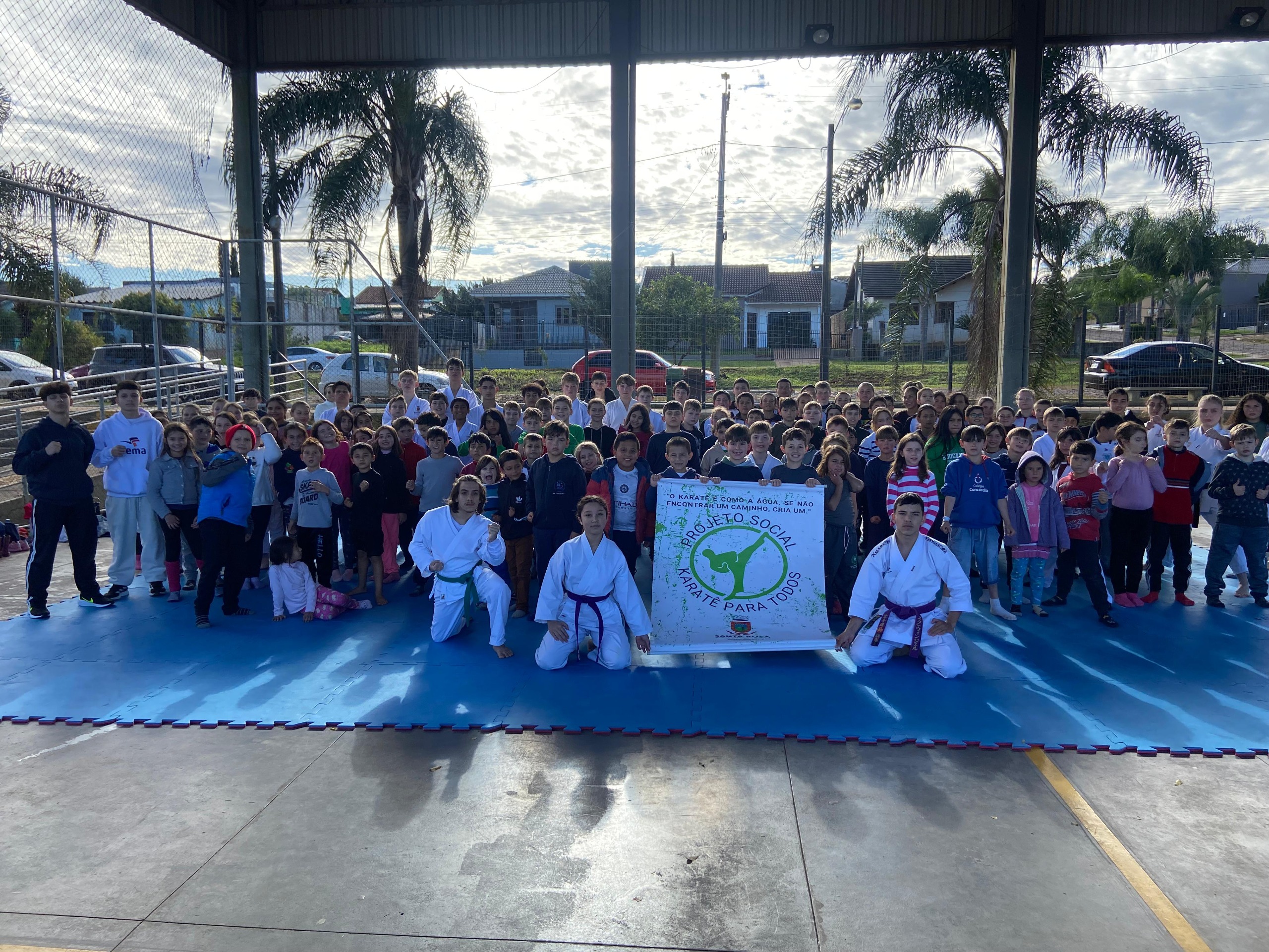 Prefeitura promove integração entre escolas e comunidades com o Programa Karatê Para Todos Prefeitura promove integração entre escolas e comunidades com o Programa Karatê Para Todos