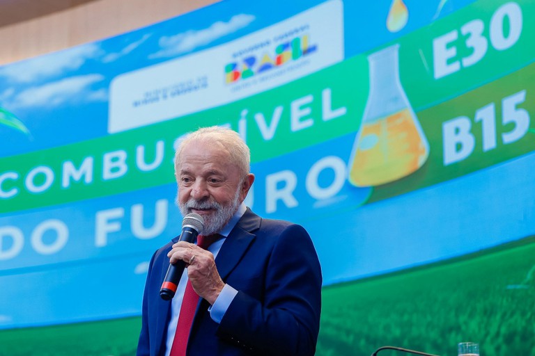 Governo aprova aumento de etanol na gasolina de 27% para 30% e de 14% para 15% no biodiesel Governo aprova aumento de etanol na gasolina de 27% para 30% e de 14% para 15% no biodiesel