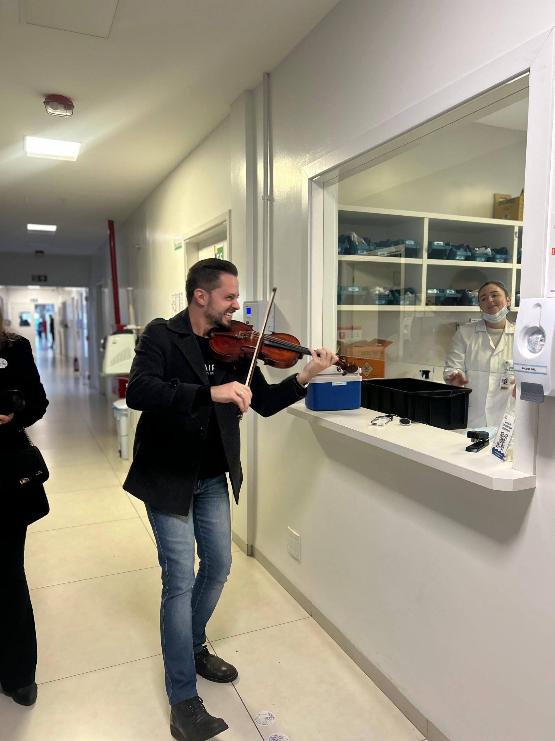 Ação de voluntários leva música aos corredores do HVS