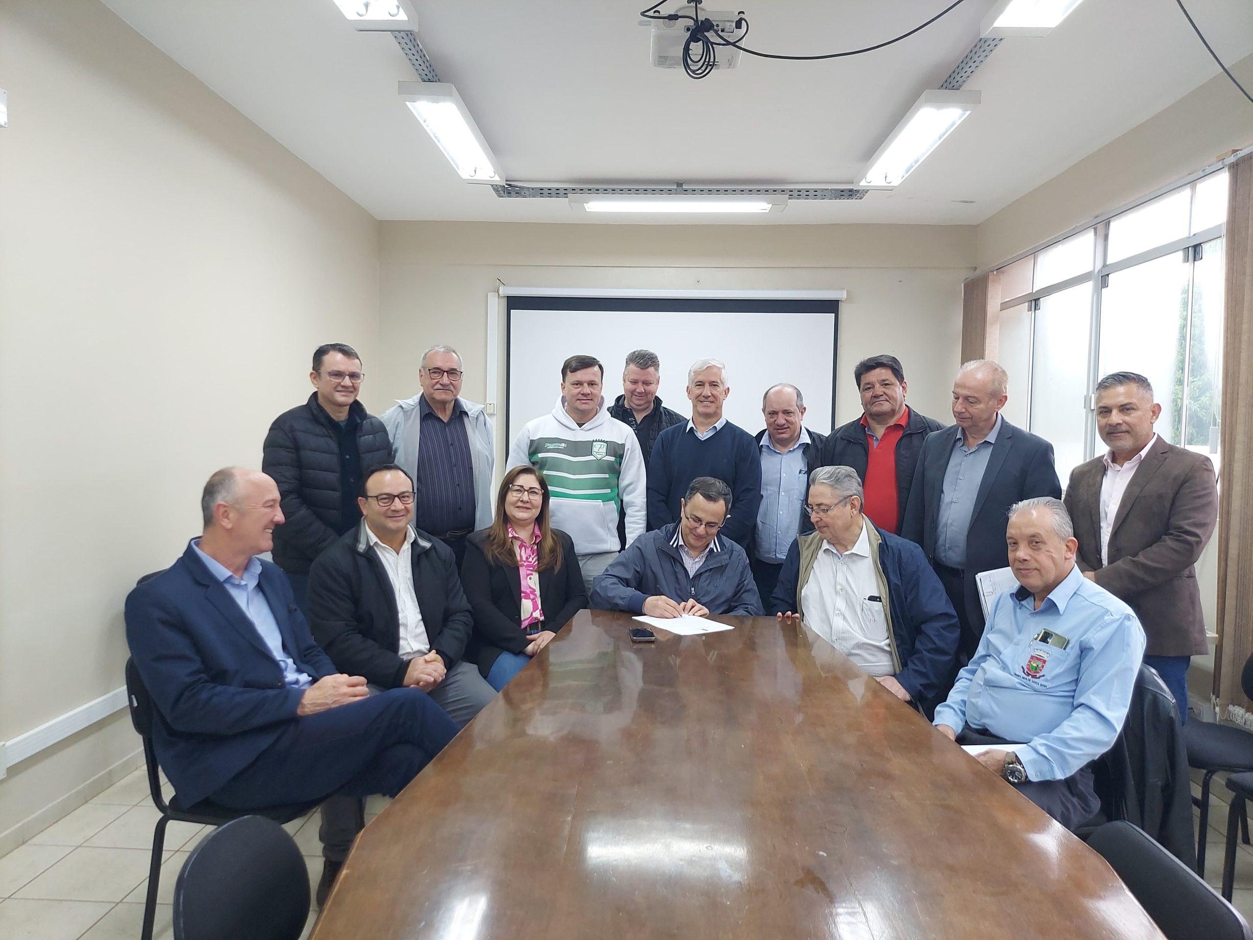 Inicia pavimentação asfáltica na Rua Cairú, no Bairro Central Inicia pavimentação asfáltica na Rua Cairú, no Bairro Central