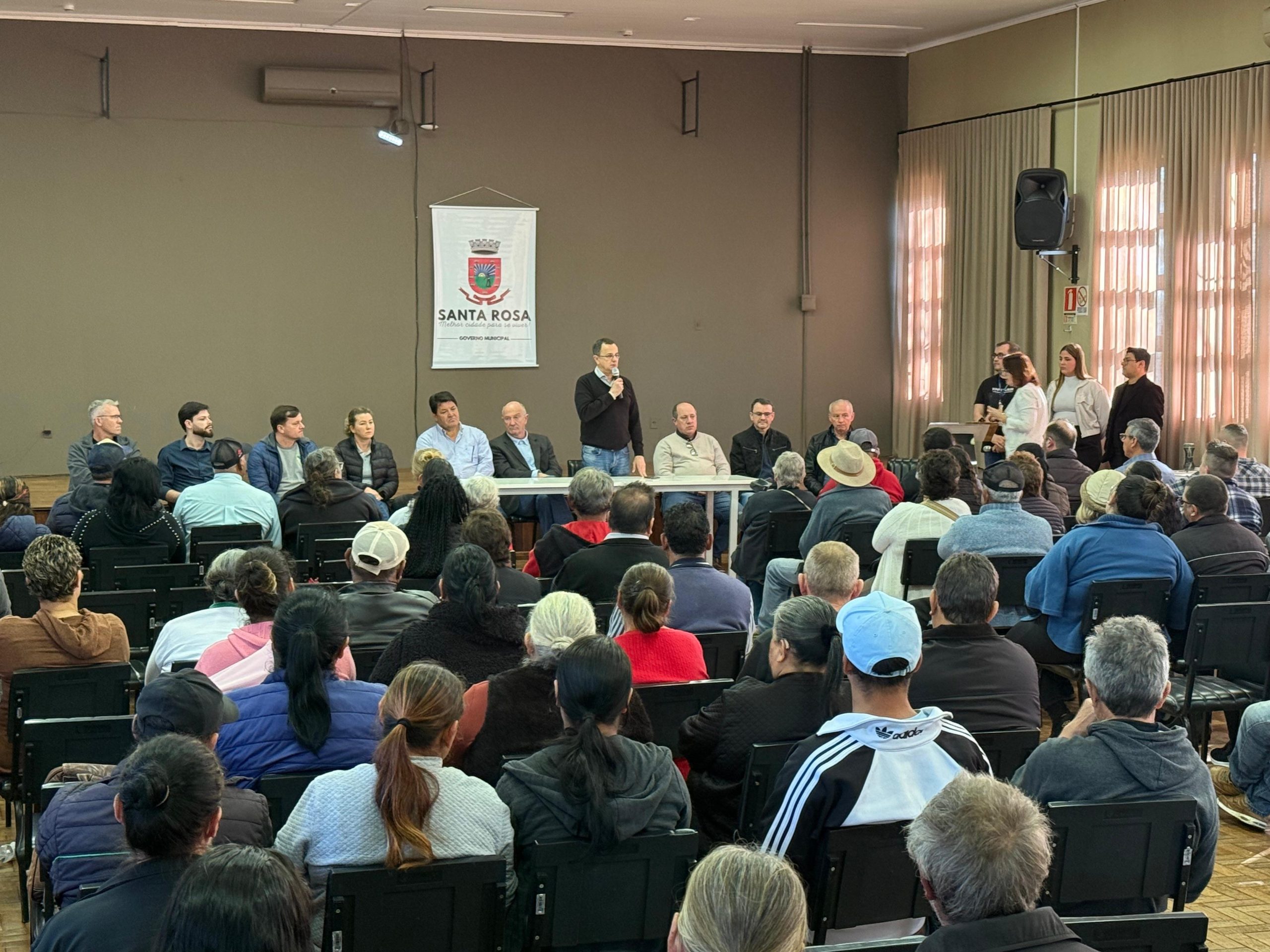 Prefeito realiza entrega de matrículas para regularização de imóveis