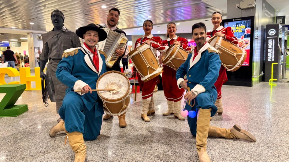Secretaria de Turismo e Aeroporto Salgado Filho realizam recepção especial para passageiros durante o Mês Farroupilha