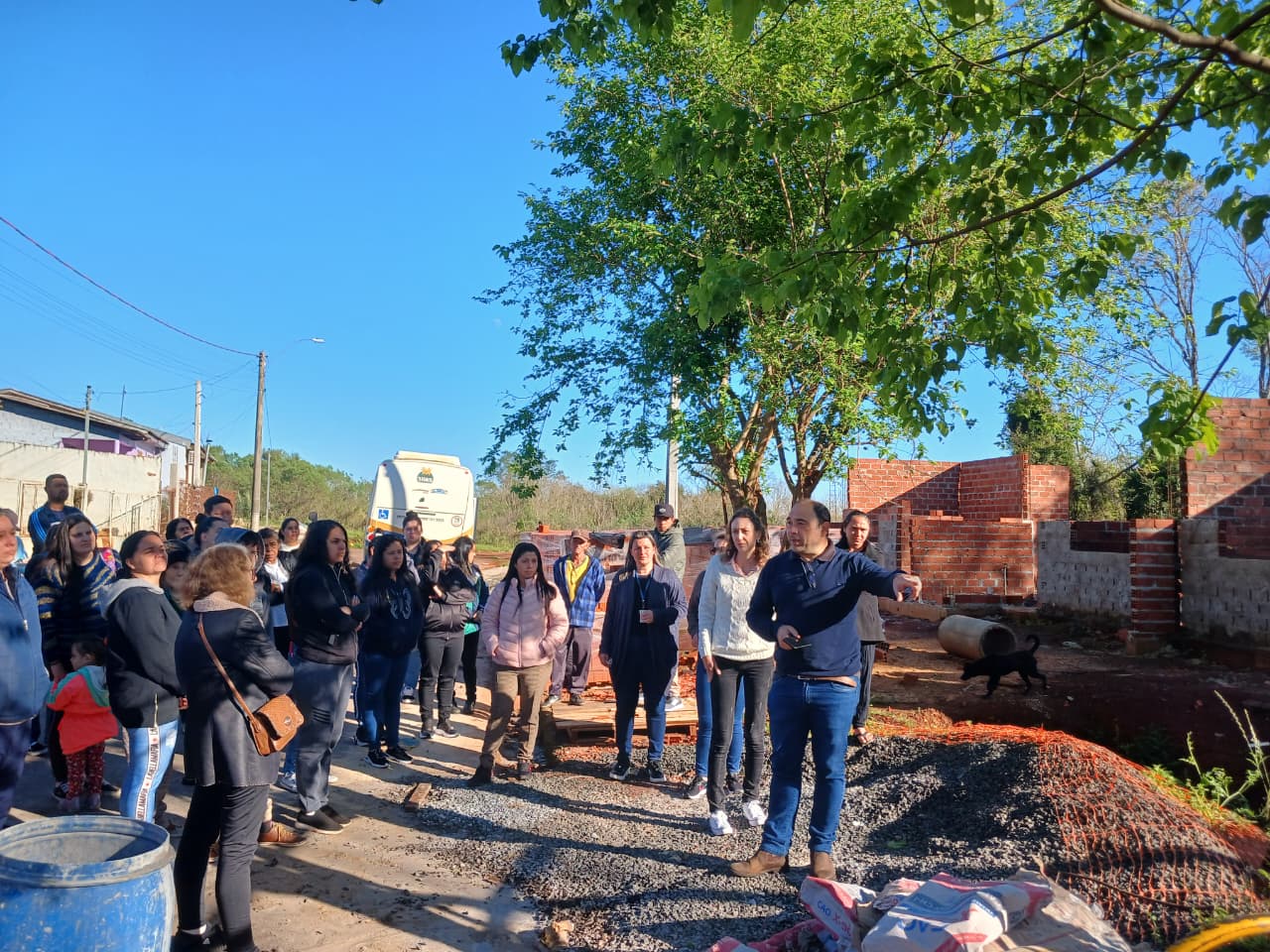 Moradores visitam obras das 60 casas do Programa “A Casa é Sua” Moradores visitam obras das 60 casas do Programa “A Casa é Sua”
