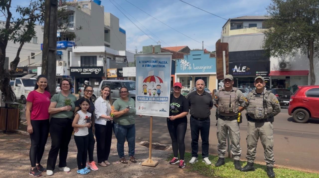 Flores, acolhimento e informação: blitz educativa marca o Mês das Crianças  Flores, acolhimento e informação: blitz educativa marca o Mês das Crianças