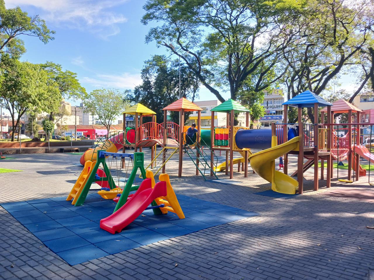 Finalizada a reforma do parquinho da Praça 10 de Agosto 