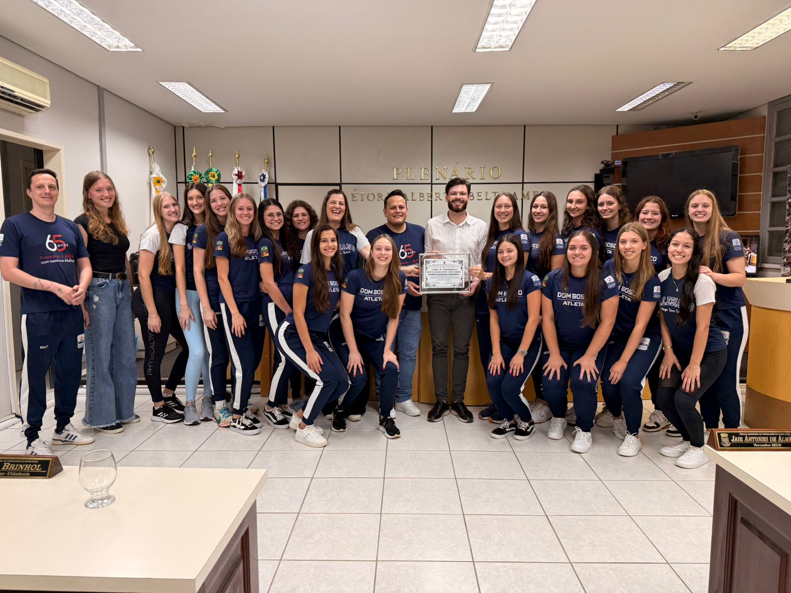 Enzo Fontana de Melo homenageia equipe de voleibol do Colégio Dom Bosco pelo tricampeonato estadual Enzo Fontana de Melo homenageia equipe de voleibol do Colégio Dom Bosco pelo tricampeonato estadual
