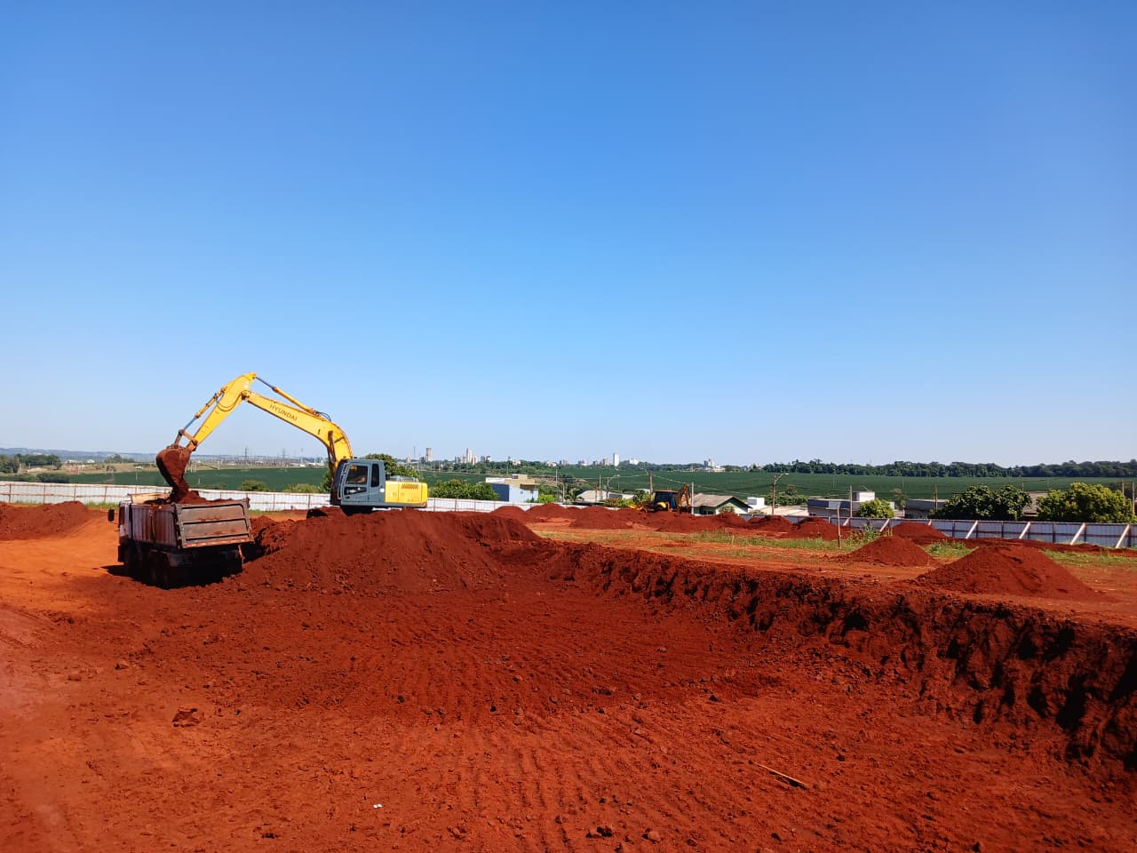 Terraplanagem da Escola do Montese em andamento Terraplanagem da Escola do Montese em andamento
