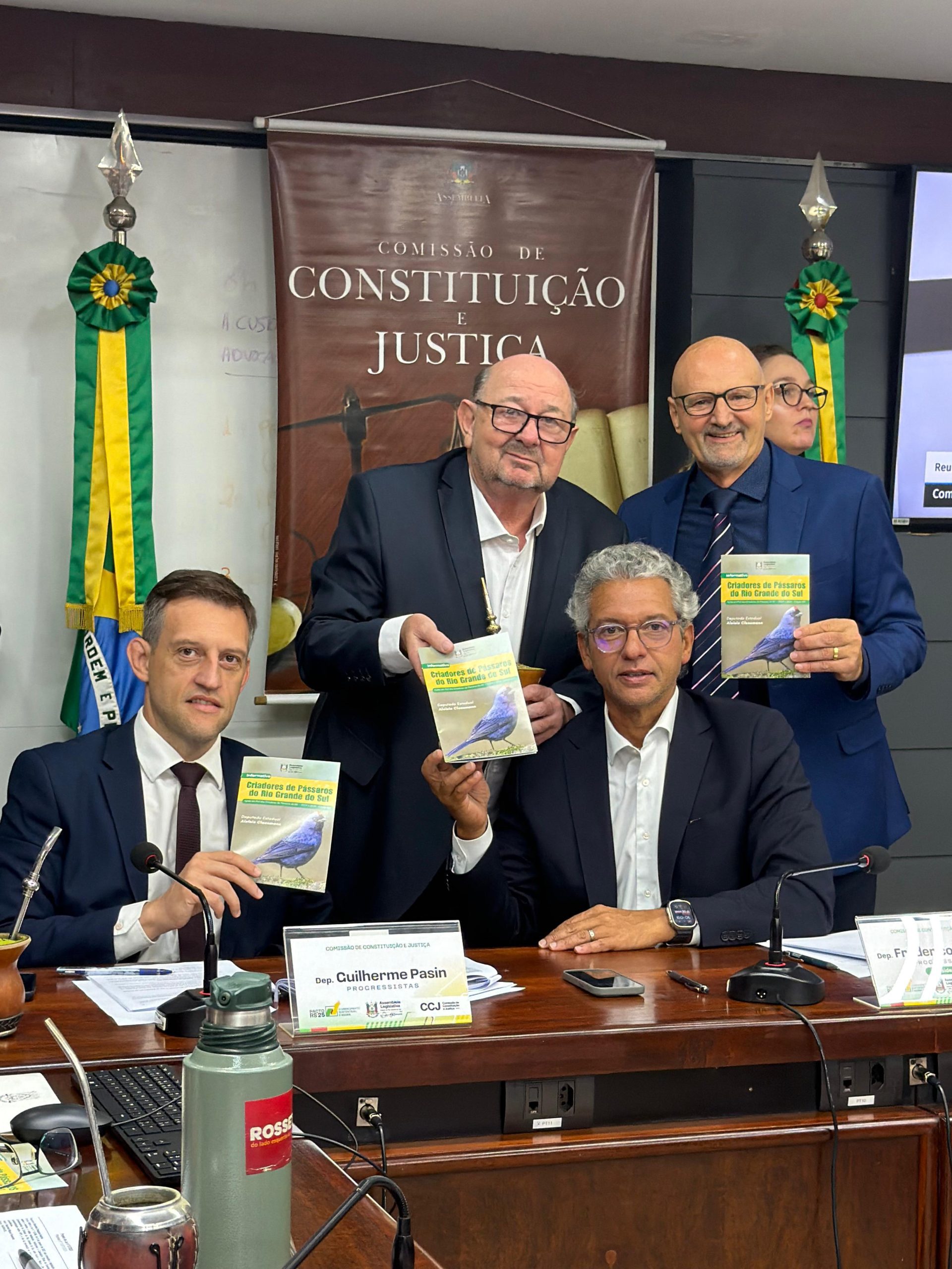 Avança na Assembleia Legislativa: Projeto do deputado Classmann que regulamenta criação de pássaros é aprovado na CCJ