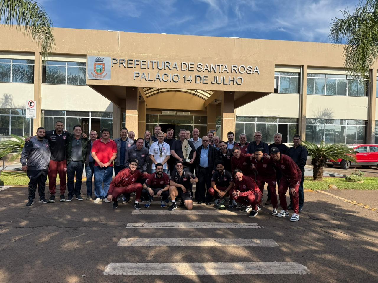 Prefeitura recebe homenagem do Santa Rosa Futsal após conquista do tricampeonato regional