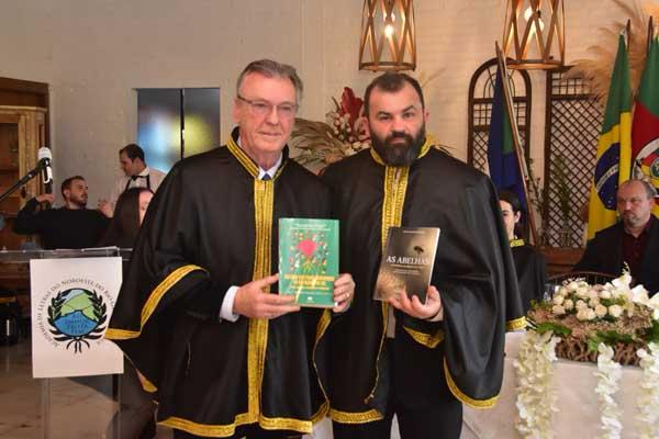 Entre pampas, colmeias e palavras: Campinense lança dois livros na Academia de Letras