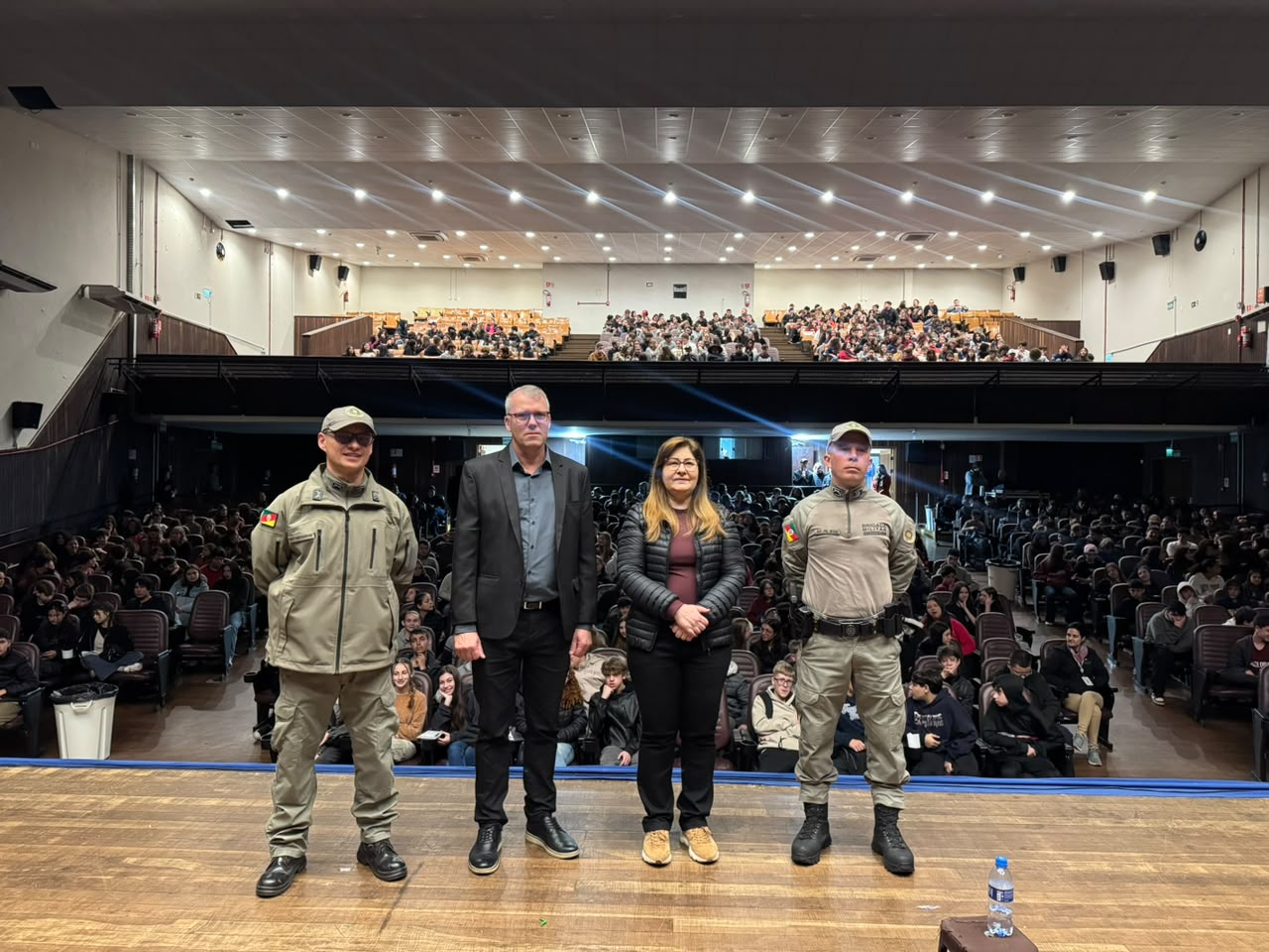 Alunos da Rede Municipal recebem orientações sobre segurança com veículos elétricos Alunos da Rede Municipal recebem orientações sobre segurança com veículos elétricos