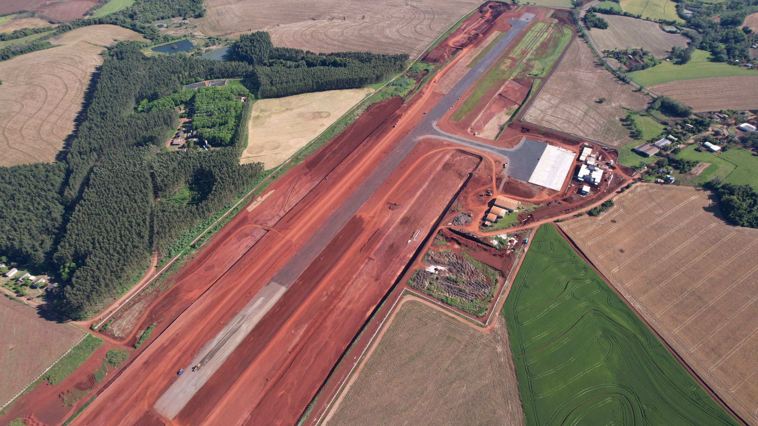 Pista do novo aeroporto 80% concluída Pista do novo aeroporto 80% concluída