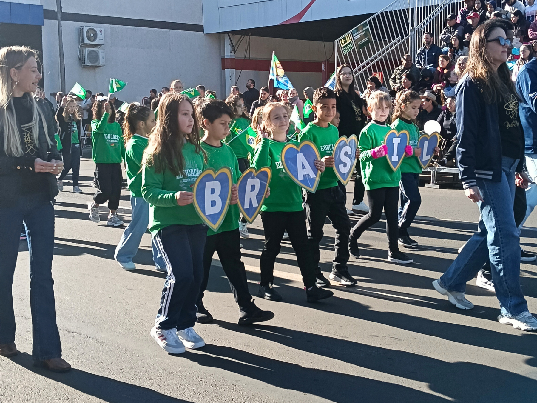 Desfile Cívico reúne cerca de 8 mil pessoas em Santa Rosa