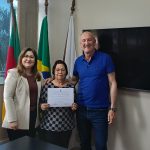 Professora é homenageada pelos 46 anos de dedicação à educação municipal de Santa Rosa