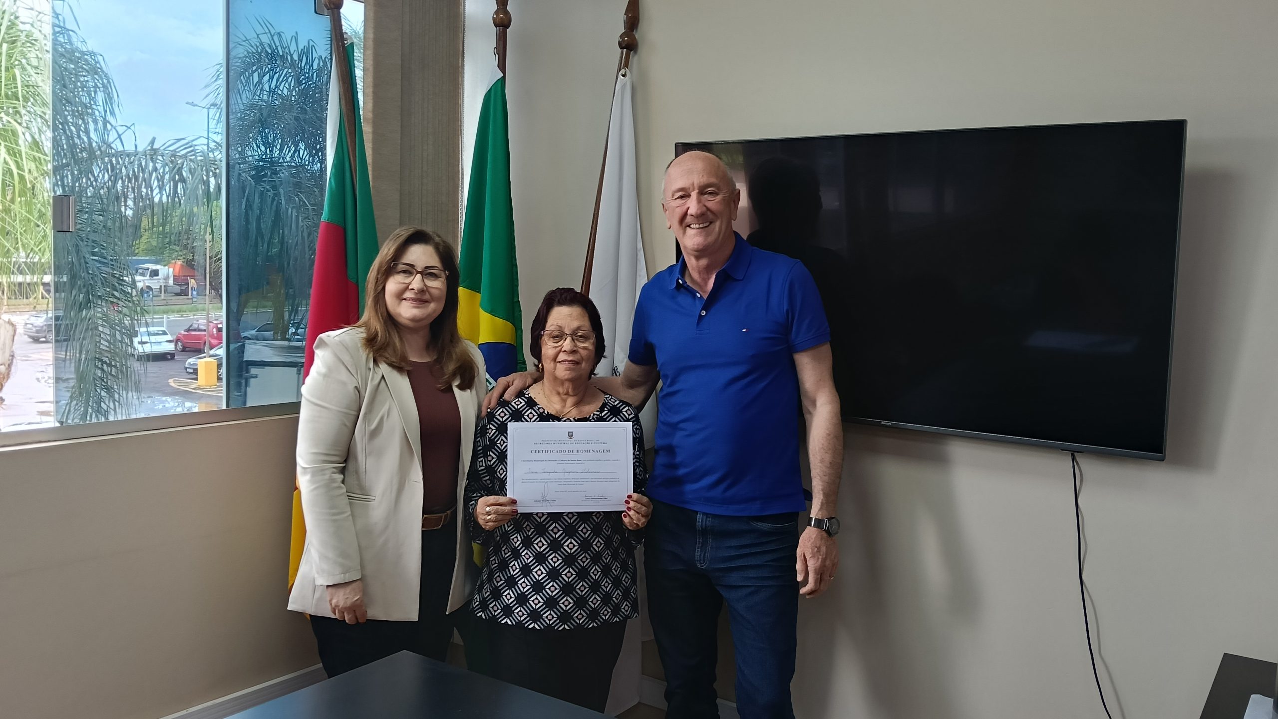 Professora é homenageada pelos 46 anos de dedicação à educação municipal de Santa Rosa Professora é homenageada pelos 46 anos de dedicação à educação municipal de Santa Rosa