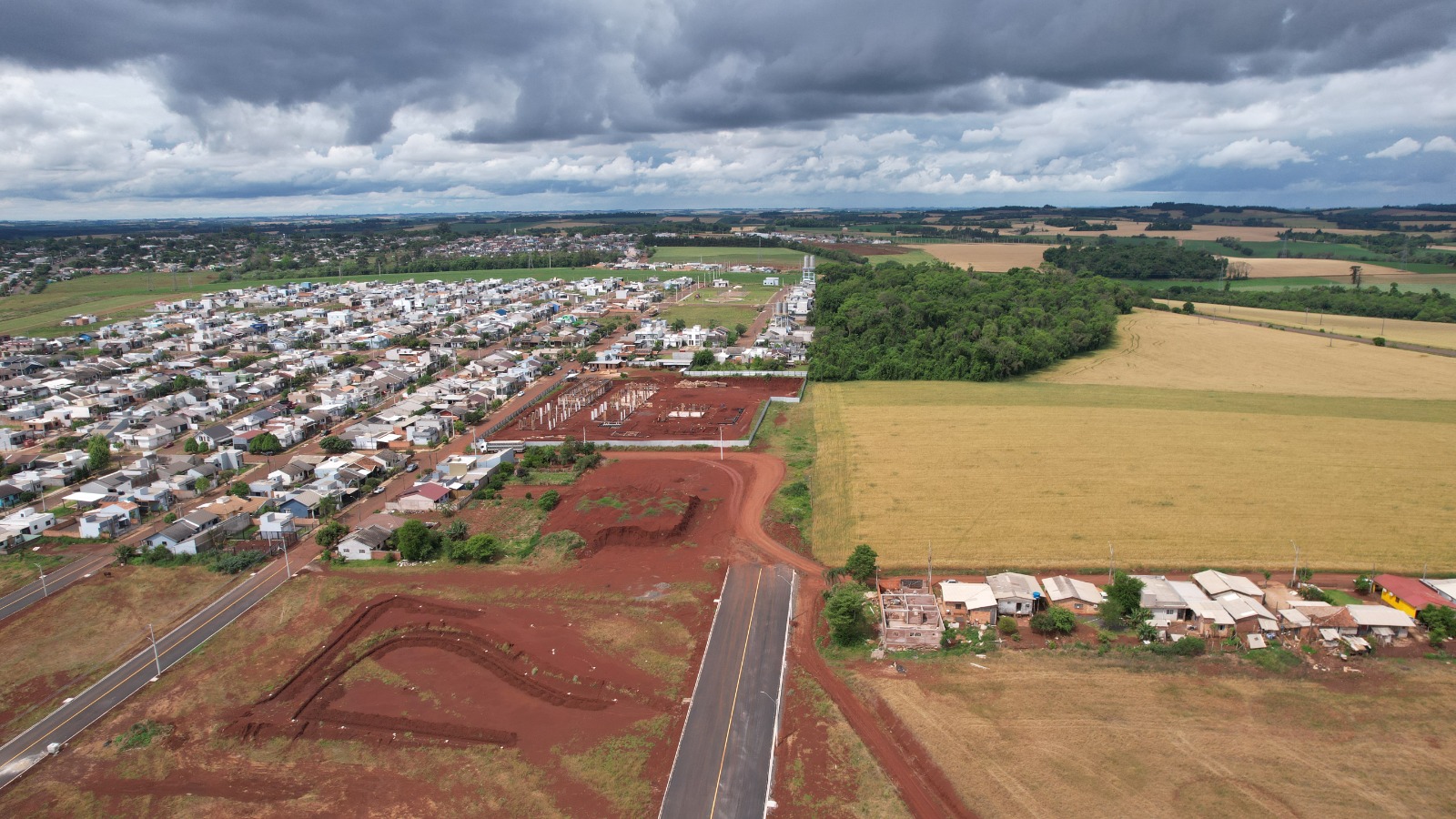 Obras de asfalto vão ser realizadas no entorno da nova EMEF do Montese Obras de asfalto vão ser realizadas no entorno da nova EMEF do Montese